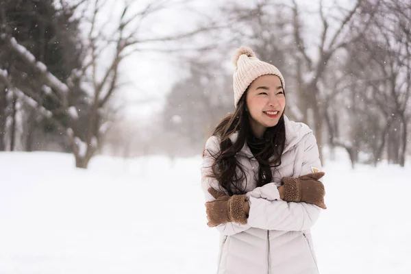 Bela jovem ásia mulher sorrindo feliz para viagem no neve ganhar — Fotografia de Stock