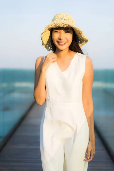 Portrét krásné mladé Asijské žena šťastný a úsměv na pláži — Stock fotografie