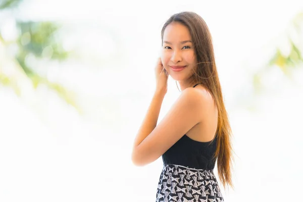 Retrato hermosa joven asiática mujer feliz y sonrisa con viaje — Foto de Stock