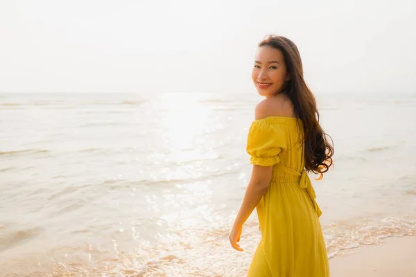 Ritratto bella giovane donna asiatica passeggiata sulla spiaggia e sul mare o — Foto Stock