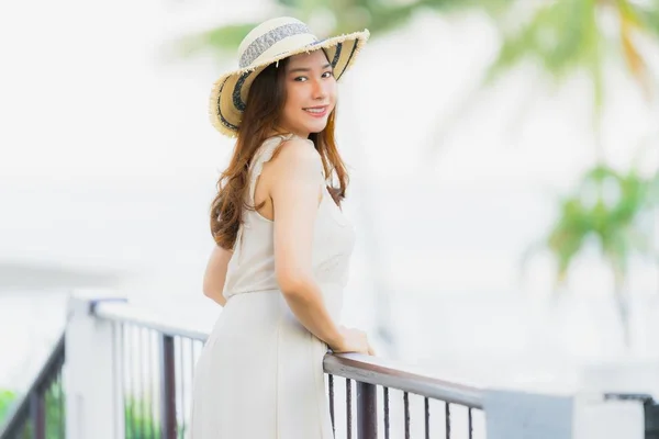 Retrato bonito jovem asiático mulher feliz e sorriso com viagens — Fotografia de Stock