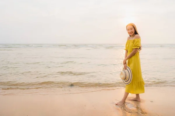 Retrato bonito jovem asiático mulher andar na praia e mar o — Fotografia de Stock