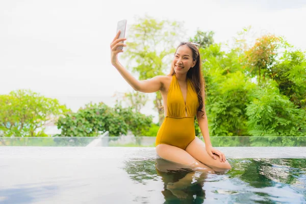 Retrato hermosa joven asiática mujer con teléfono celular o móvil p — Foto de Stock