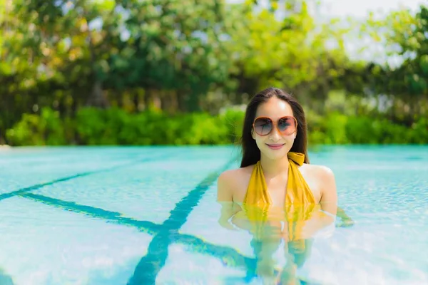 Retrato bonito jovem asiático mulher sorriso feliz relaxar e leisu — Fotografia de Stock