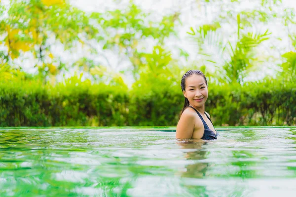Portrait belle jeune femme asiatique dans la piscine autour chaud — Photo