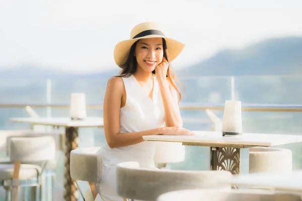 Портрет красивая молодая азиатская женщина улыбается счастливо в небе бар — стоковое фото