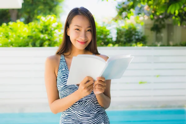 Portrait belle jeune femme asiatique sourire heureux avec lecture bo — Photo
