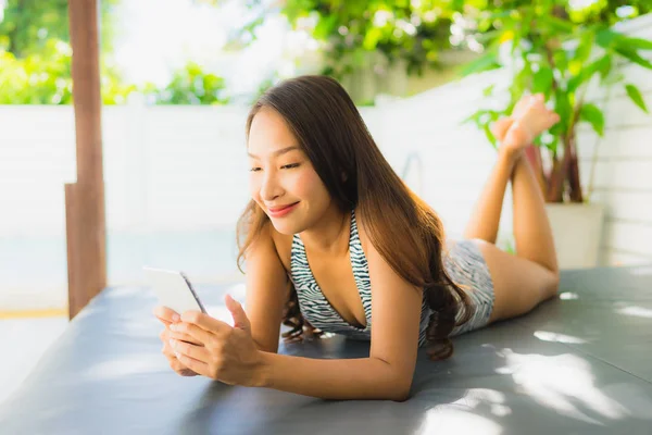 Portrait belle jeune asiatique femme heureux sourire parler mobile pho — Photo