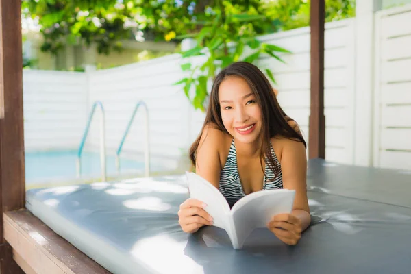 Portré szép fiatal ázsiai nő boldog mosoly olvasó Bo — Stock Fotó