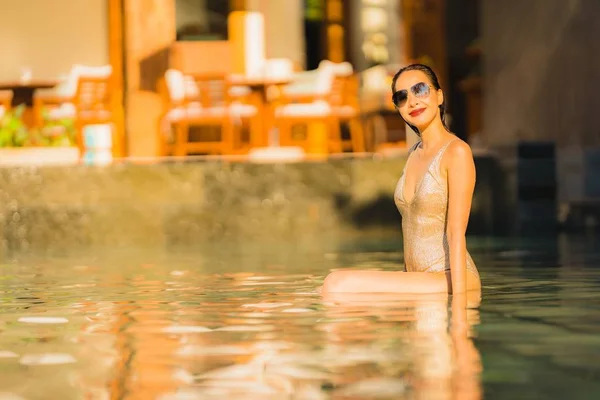 Retrato jovem bela asiática mulher feliz sorriso e relaxar no sw — Fotografia de Stock