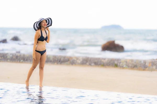 Портрет красивая молодая азиатская женщина носить бикини вокруг плавания — стоковое фото