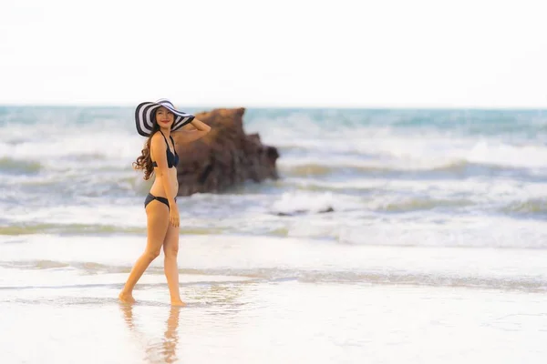Porträt schöne junge asiatische Frau trägt Bikini am Strand — Stockfoto