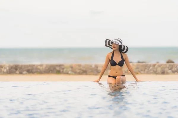 Portret mooie jonge Aziatische vrouw dragen bikini rondzwemmen — Stockfoto