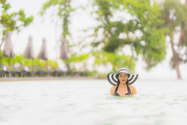Portret piękny młody Asian kobieta nosić bikini wokół pływanie — Zdjęcie stockowe