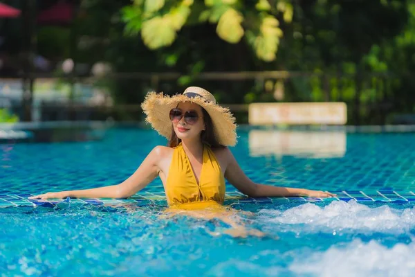 Retrato hermosa joven asiática mujer ocio relajarse sonrisa y hap —  Fotos de Stock