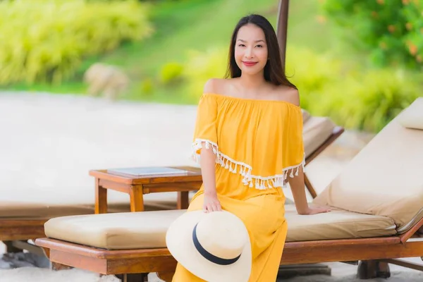 Retrato hermosa mujer asiática usar sombrero con sonrisa feliz ocio — Foto de Stock