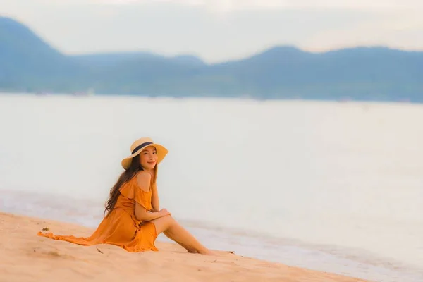 Portrait beautiful young asian woman happy smile relax on the be — Stock Photo, Image