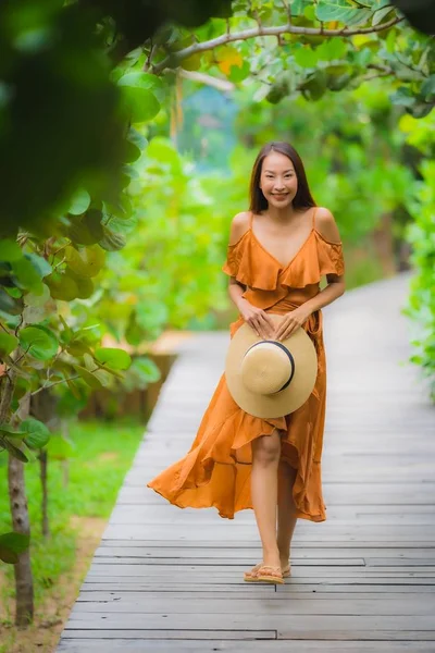 Porträtt vacker ung asiatisk kvinna gå på väg promenad i ga — Stockfoto