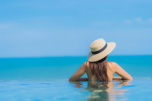 Retrato hermosa joven asiática mujer feliz sonrisa relajarse en swimmi — Foto de Stock