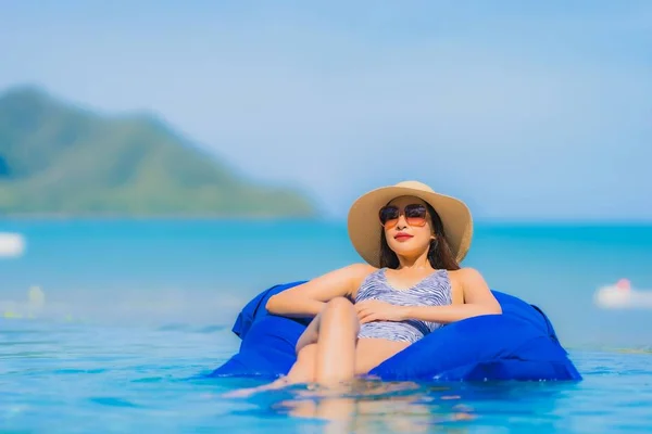 Portret mooie jonge Aziatische vrouw tevreden glimlach ontspannen in swimmi — Stockfoto