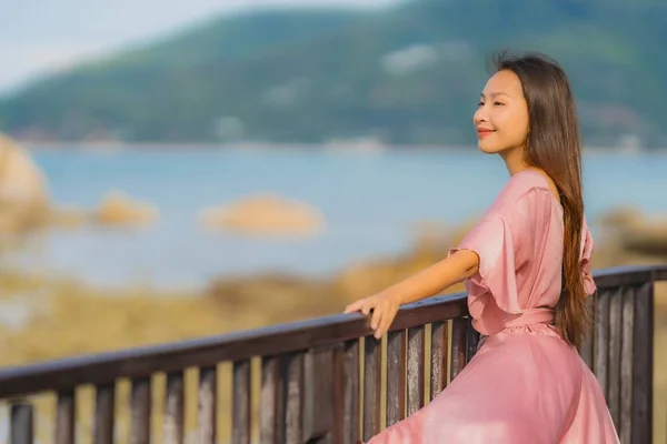 Portrait belle jeune femme asiatique regardant mer plage océan pour — Photo