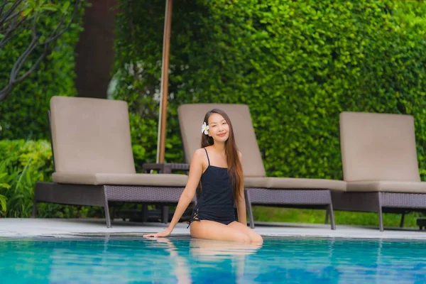 Портрет молодой азиатской женщины расслабиться улыбка счастлива вокруг наружного плавания — стоковое фото