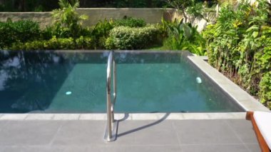 Oteldeki boş havuzun sakin görüntüleri.