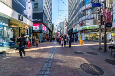 Seoul, Güney Kore 10 Aralık 2018: Myeong dong pazarı 