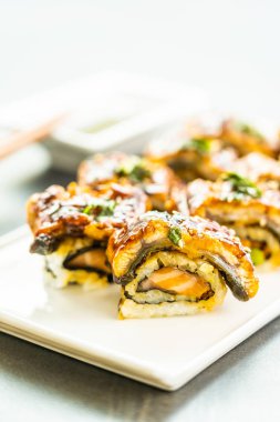 Izgara yılan balığı veya unagi balık suşi maki rulo tatlı sos ile