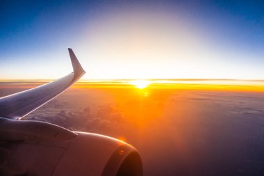 Uçak kanadı güzel havadan görünümden beyaz bulut ve gökyüzü 