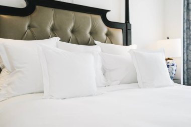 B yatak dekorasyonu üzerinde güzel lüks rahat beyaz yastık