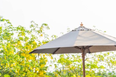 Otel tesisinde yüzme havuzu çevresinde şemsiye ve sandalye