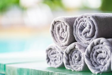 Yüzme havuzu etrafında masada Havlu