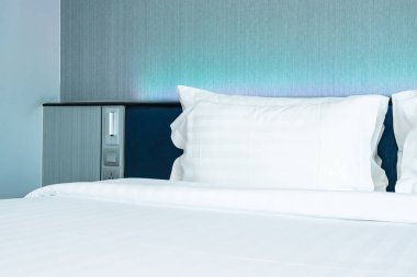 B yatak dekorasyonu üzerinde güzel lüks rahat beyaz yastık