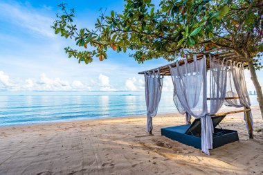 Tropikal plaj deniz Okyanusu üzerinde boş yatak koltuğu ve salon 