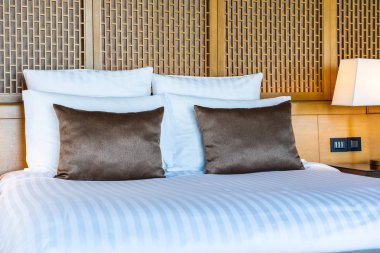 Yatak ve battaniye üzerinde güzel lüks rahat beyaz yastık Dec