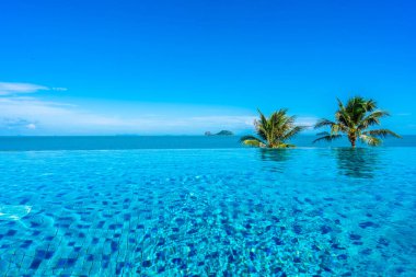 Deniz ile otel beldesinde güzel lüks açık yüzme havuzu 