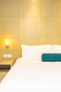 Yatak dekorasyon iç güzel beyaz yastık ve battaniye