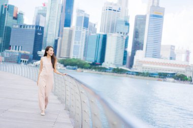 Güzel Asyalı kadın gülümseme ve mutlu Singapur CIT içinde seyahat etmek