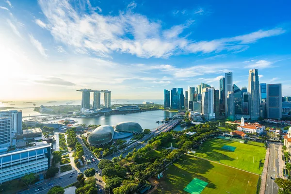 Beau bâtiment d'architecture extérieur paysage urbain à Singapour — Photo