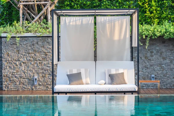 Freibad mit Liegestuhl und Sonnenschirm — Stockfoto