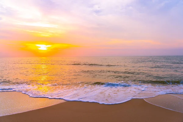 Wunderschöne Außenlandschaft mit Meer und tropischem Strand bei Sonnenuntergang — Stockfoto