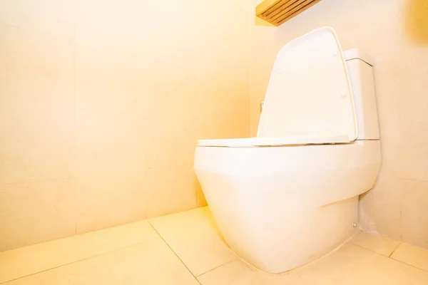 Branco vaso sanitário assento decoração no banheiro — Fotografia de Stock
