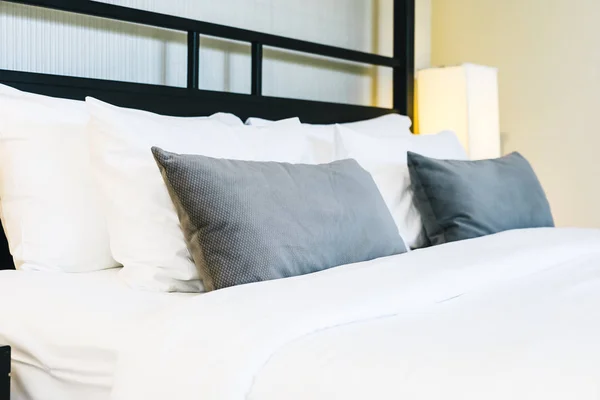 Bellissimo cuscino confortevole di lusso sul letto con lampada leggera — Foto Stock