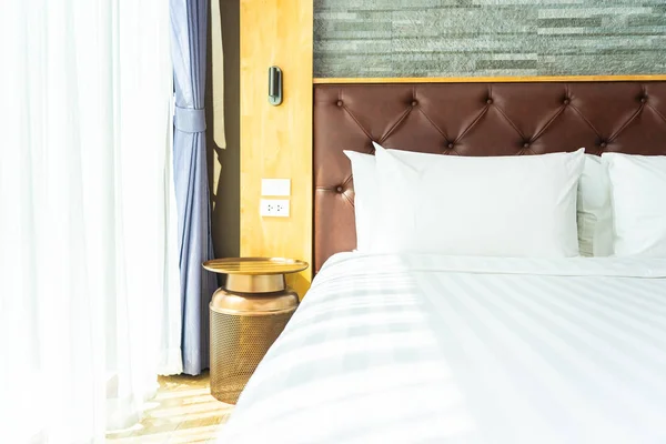 Travesseiro na cama decoração interior do quarto — Fotografia de Stock