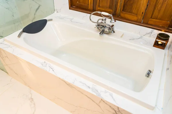 Όμορφη διακόσμηση εσωτερικό του μπάνιου με λευκό πολυτελές μπάνιο — Φωτογραφία Αρχείου