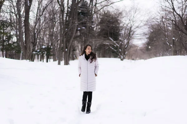 Hermosa joven asiática mujer sonriendo feliz para viajar en la nieve ganar —  Fotos de Stock