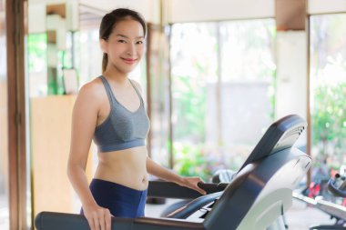 Portre güzel genç Asya kadın egzersiz ile Fitness donatmak