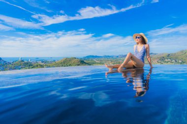 Asyalı genç gülümsemek güzel kadın portre mutlu dinlenmek