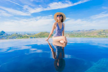 Asyalı genç gülümsemek güzel kadın portre mutlu dinlenmek